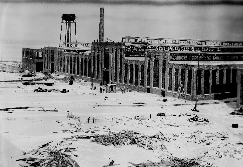 Vue de l'usine en construction avec les murs montés