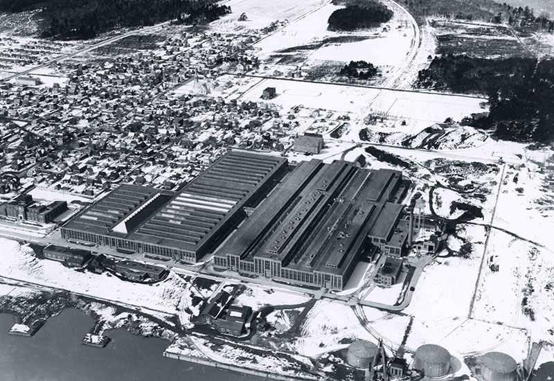 Photo aérienne montrant l'usine complétée.
