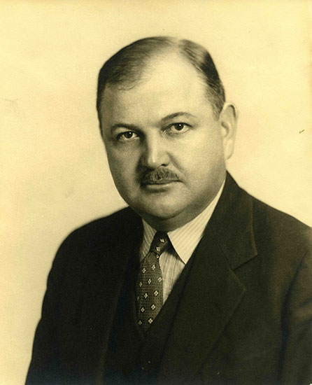 Portrait de M. Édouard Simard qui porte une moustache.