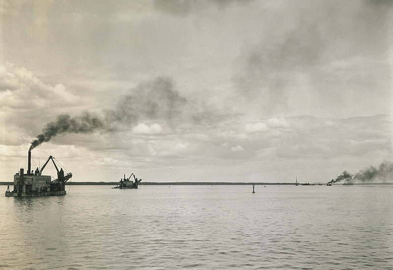 Plusieurs dragues sur le fleuve Saint-Laurent