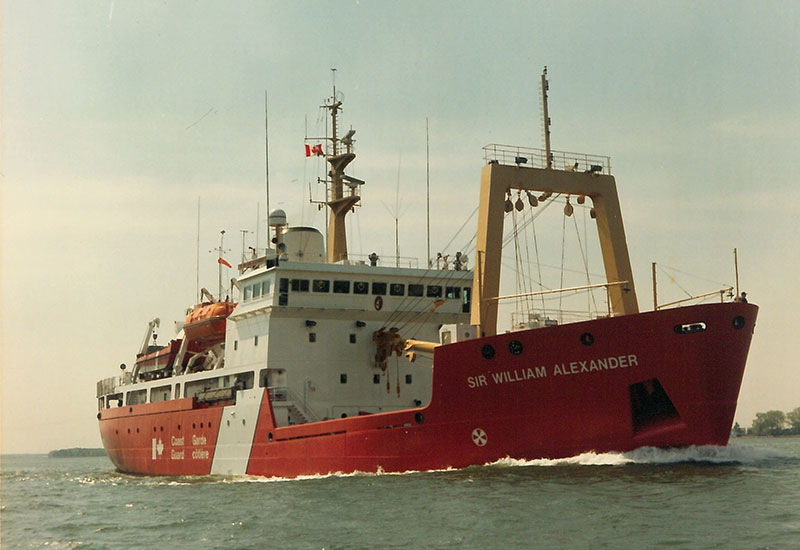 Le brise-glace <em>Sir William Alexander</em> se déplaçant sur le fleuve.