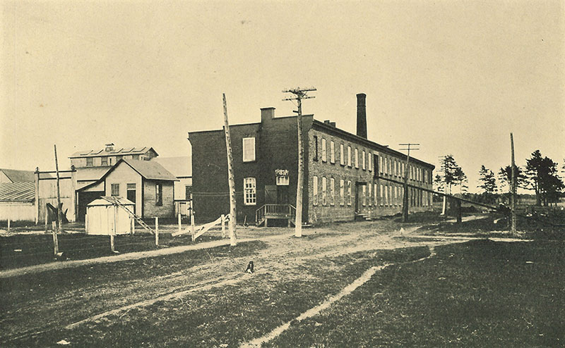 On voit l'extérieur du bâtiment de la Sorel Iron Foundries.