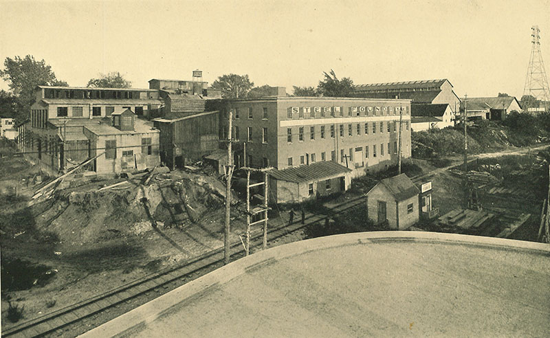 On voit l'extérieur du bâtiment de la Sorel Steel Foundries et la voie ferrée.