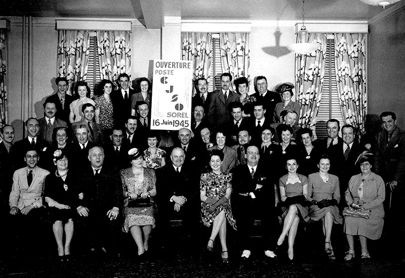 Photographie de toutes les personnes ayant assisté au lancement du poste de radio CJSO.