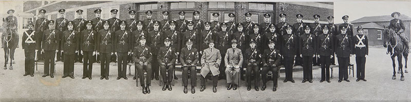 Plusieurs hommes vêtus en uniformes de policiers