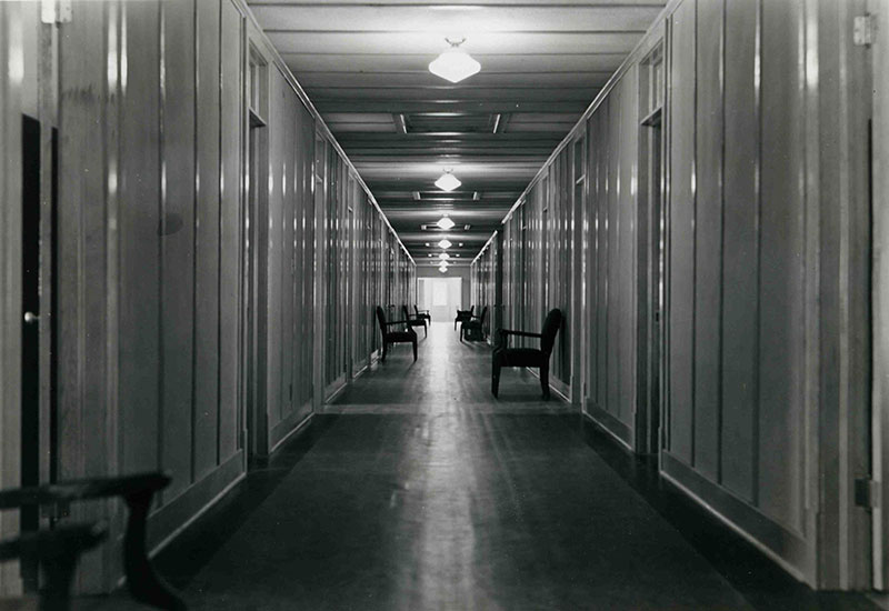 Plusieurs chaises dans un long corridor