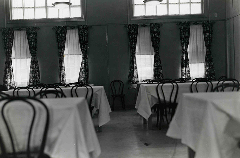 Plusieurs chaises et tables dans une grande salle à manger