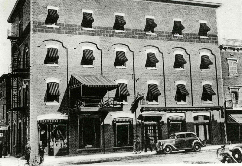 Photo en noir et blanc montrant le devant de l'Hôtel Carlton.