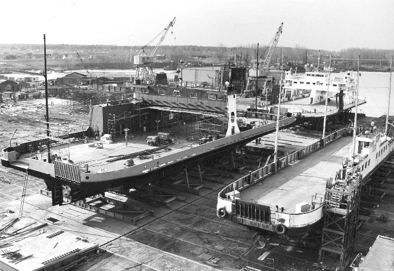 Divers bateaux en construction aux chantiers navals