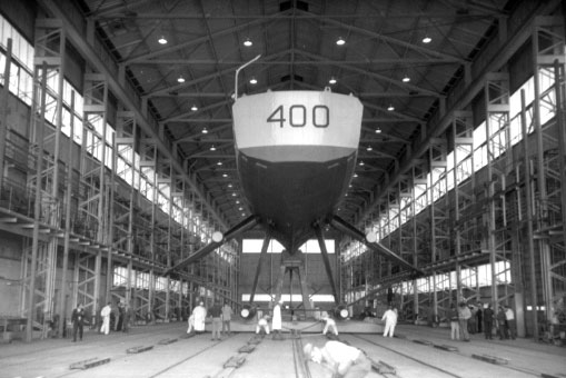 Vue sur l'arrière de la frégate <em>Bras D'Or</em> dans l'atelier de montage