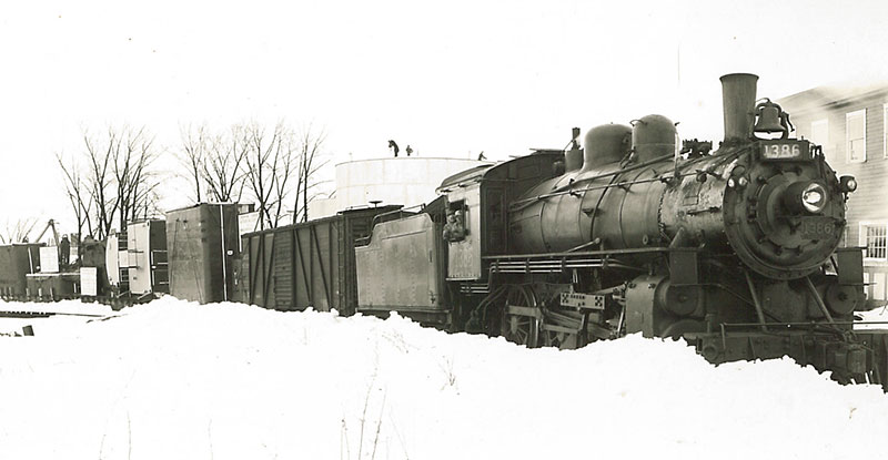 Les différentes sections du remorqueur <em>Radium Queen</em> sont transportées sur le train.