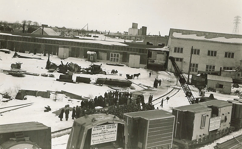 On voit le chantier et le train portant les sections du remorqueur <em>Radium Queen</em>.