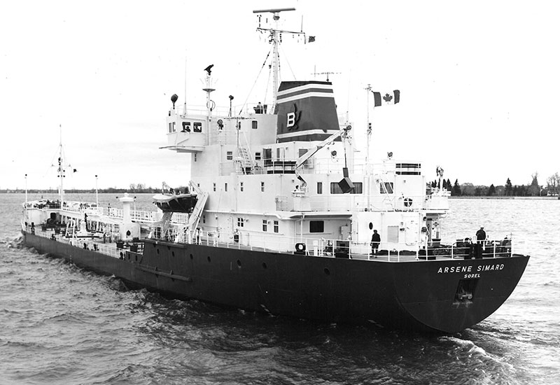 Le pétrolier <em>Arsène Simard</em> naviguant sur le fleuve.