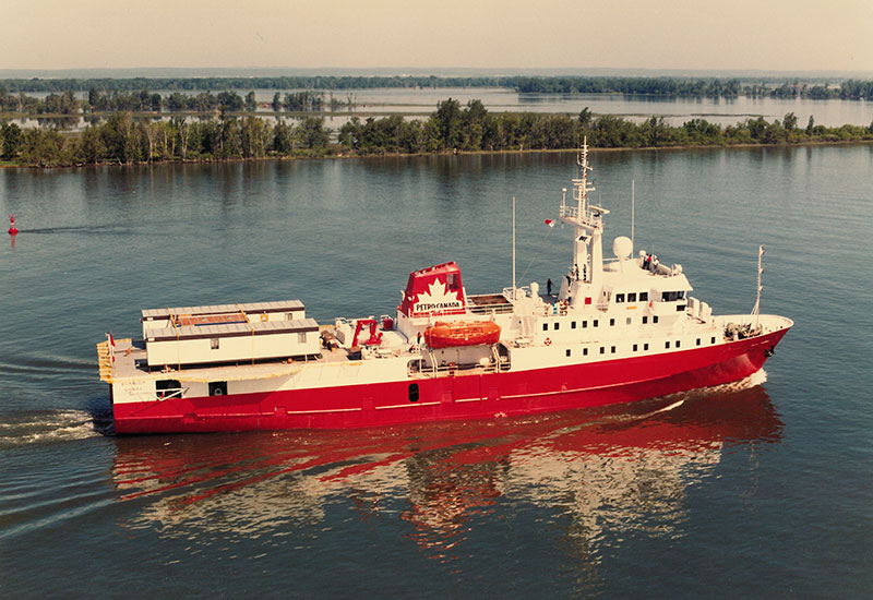 Le navire de recherches géodésiques <em>Bernier</em> naviguant sur le fleuve.