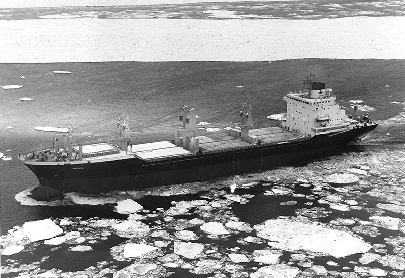 Le cargo <em>Biban</em> naviguant sur le fleuve en hiver.