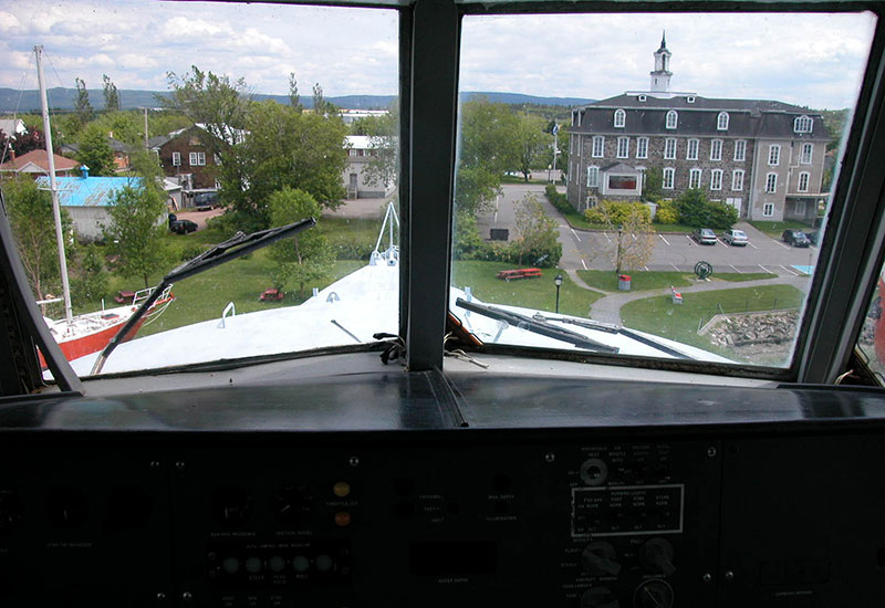 Vue à partir de l'intérieur de la cabine de la frégate <em>Bras D'Or</em>