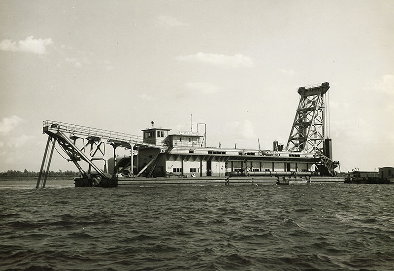 On voit la drague <em>Hydro-Québec</em> en action sur le fleuve.