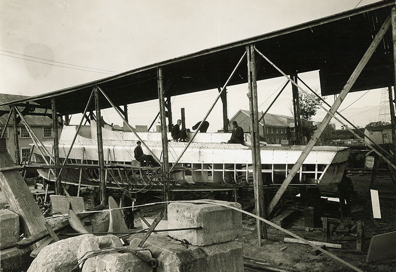 Vue de côté du patrouilleur <em>Interceptor</em lors de sa construction.