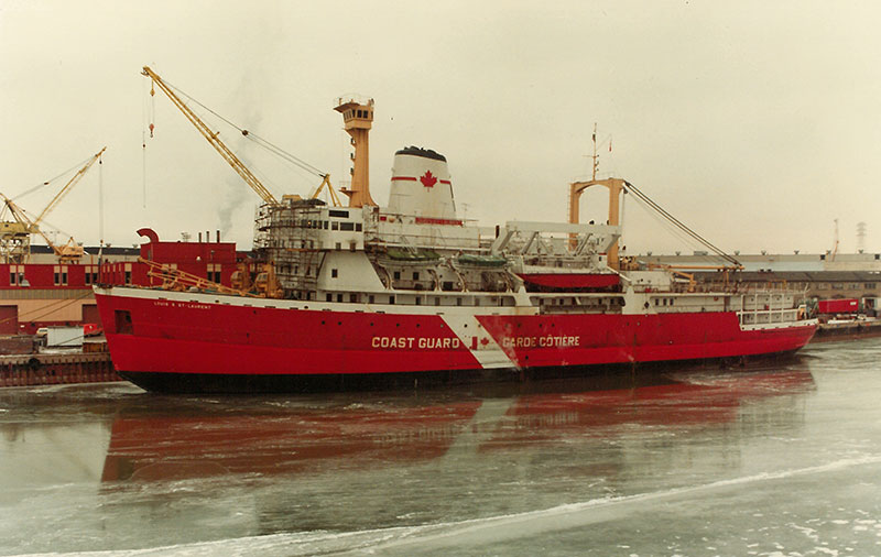 Le brise-glace <em>Louis St-Laurent</em> accosté au quai sur la rivière Richelieu.