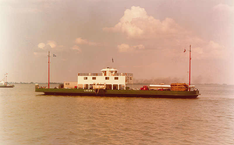 Vue de côté du traversier <em>Lucien L.</em>. sur le fleuve Saint-Laurent