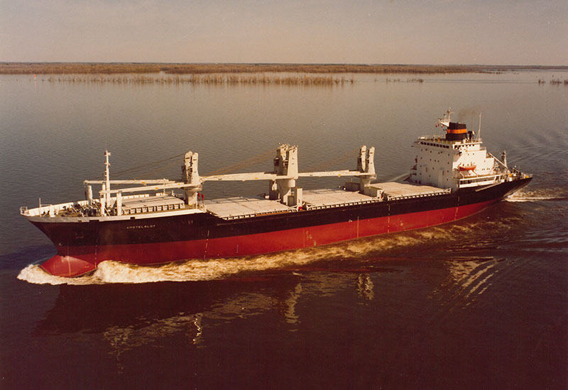 Vue de côté du cargo <em>Marindus Rimouski</em> naviguant sur le fleuve.