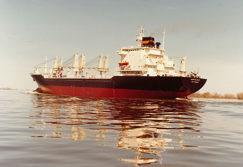 Vue arrière du cargo <em>Marindus Rimouski</em> naviguant sur le fleuve.