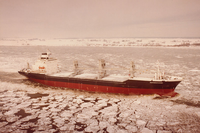 Le cargo <em>Marindus Sorel</em> naviguant sur le fleuve en hiver.