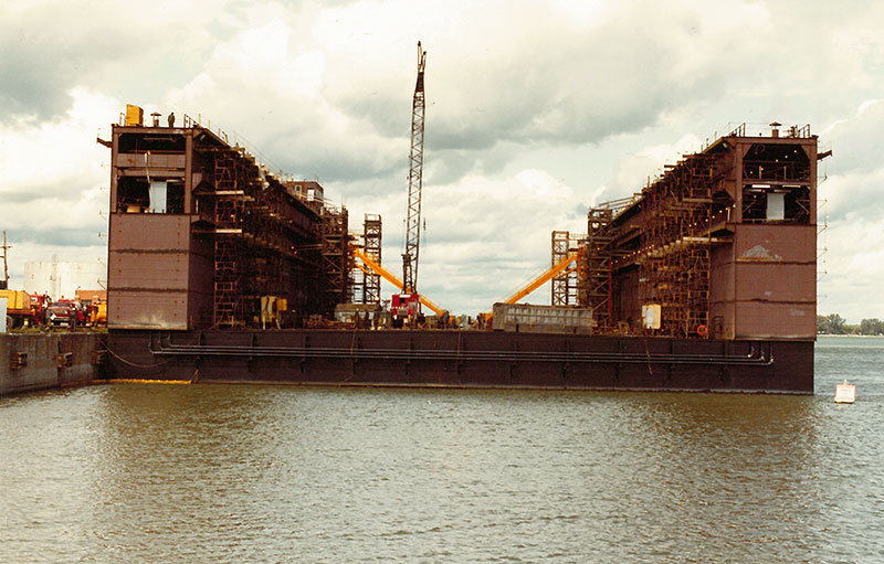 Vue rapprochée de la cale sèche en construction aux chantiers de Marine Industrie