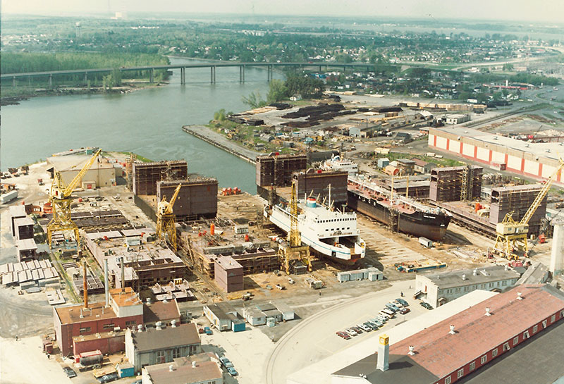 Vue aérienne montrant la cale sèche en construction aux chantiers de Marine Industrie.