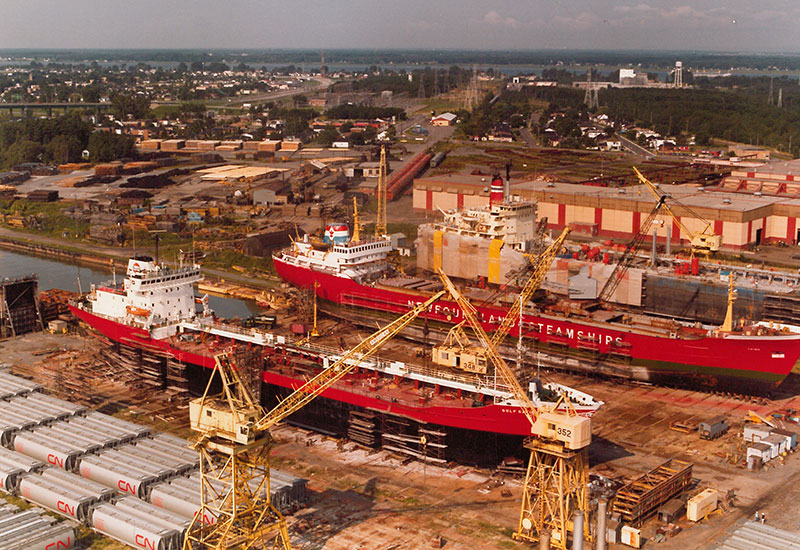 Photo aérienne de pétroliers en construction aux chantiers de Marine Industrie