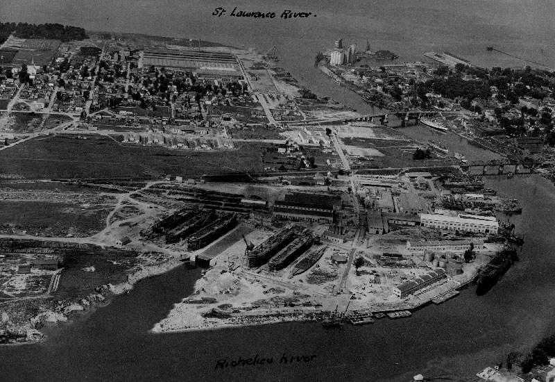 Photo aérienne des cargos en construction sur leurs lits de montage aux chantiers navals.