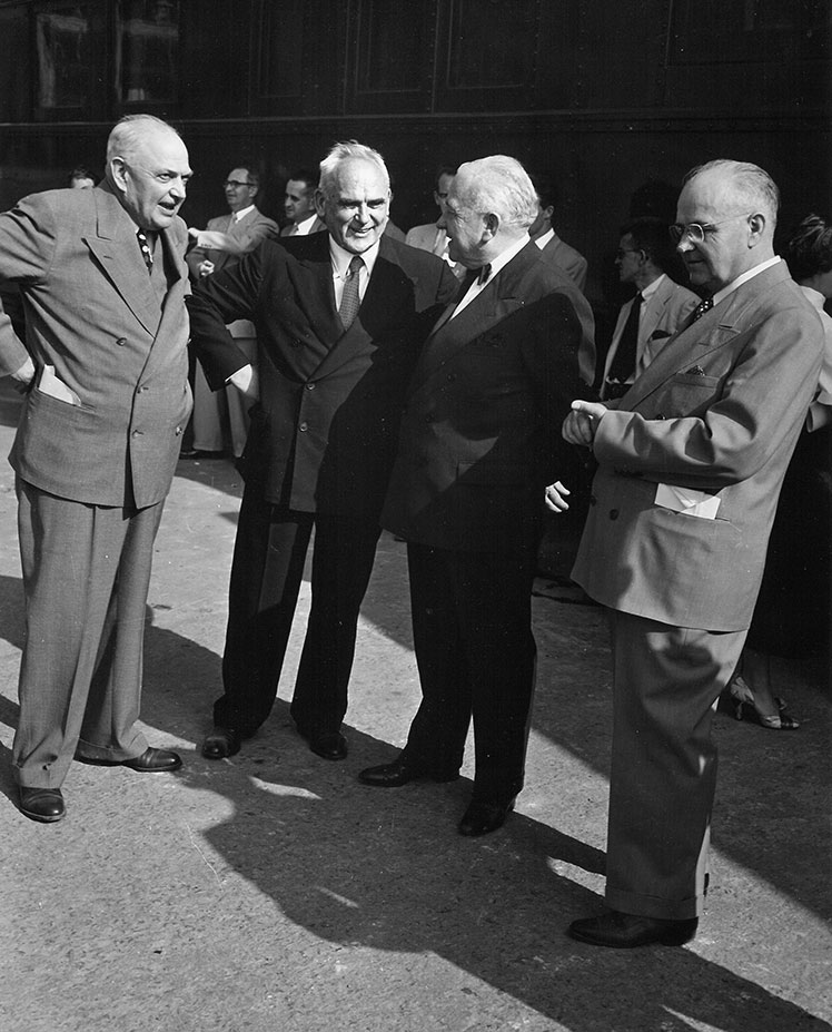 Des hommes discutant devant l'usine.