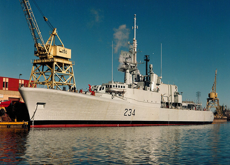 Navire accosté au quai sur la rivière Richelieu.