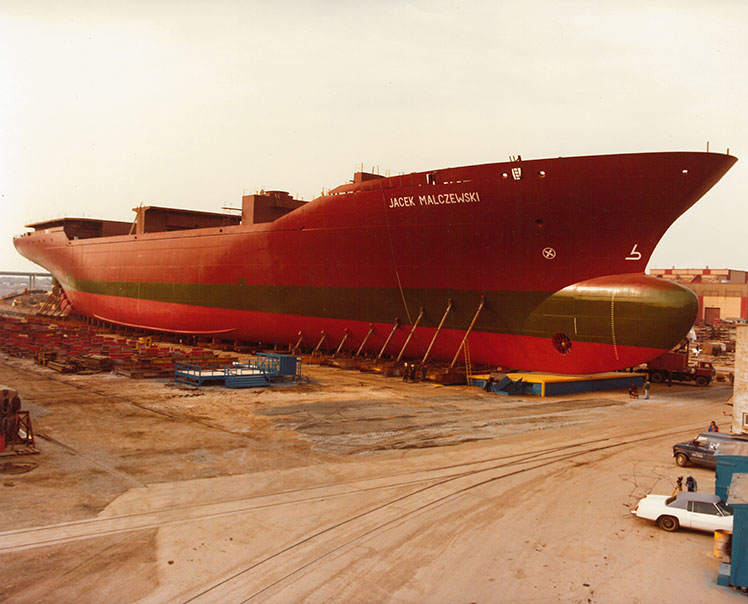 Un cargo en construction sur le chantier