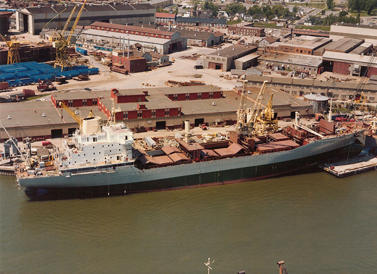 Vue aérienne d'un cargo accosté au quai